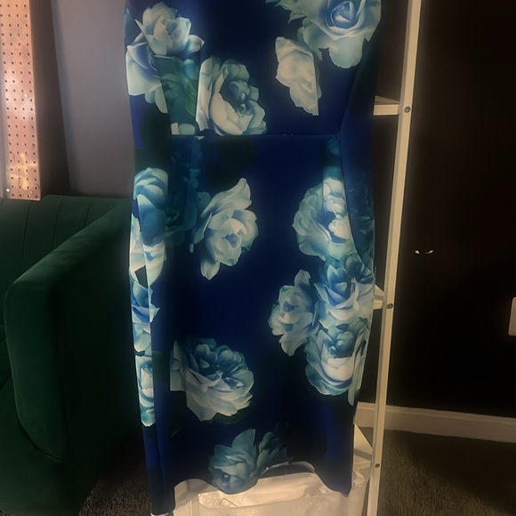 Dress - Picture 2 of 6